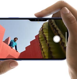 Điều Khiển Camera trên iPhone 16, ngón tay phải trượt dọc theo cạnh điện thoại để điều chỉnh cài đặt camera