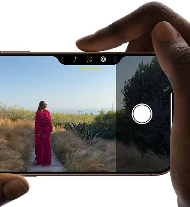 Điều Khiển Camera trên iPhone 16 Pro, ngón tay phải trượt dọc theo cạnh điện thoại để điều chỉnh chiều sâu trường ảnh